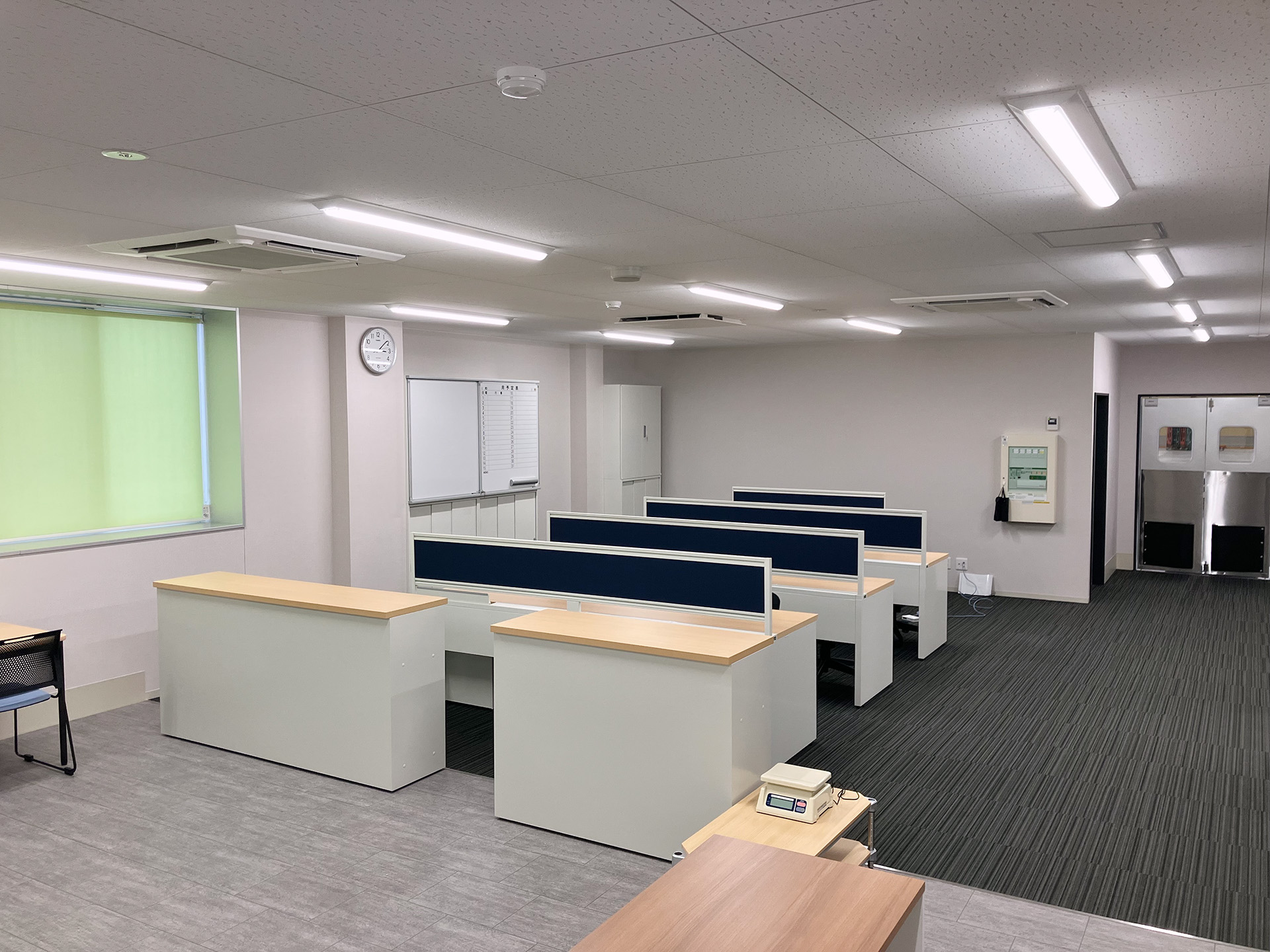 D社