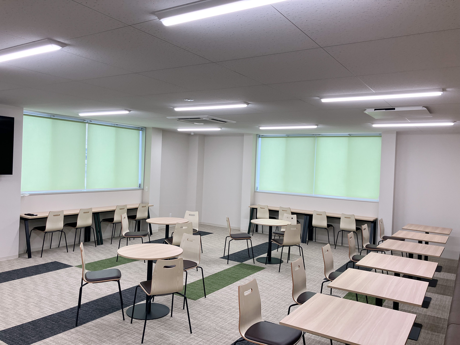 E社